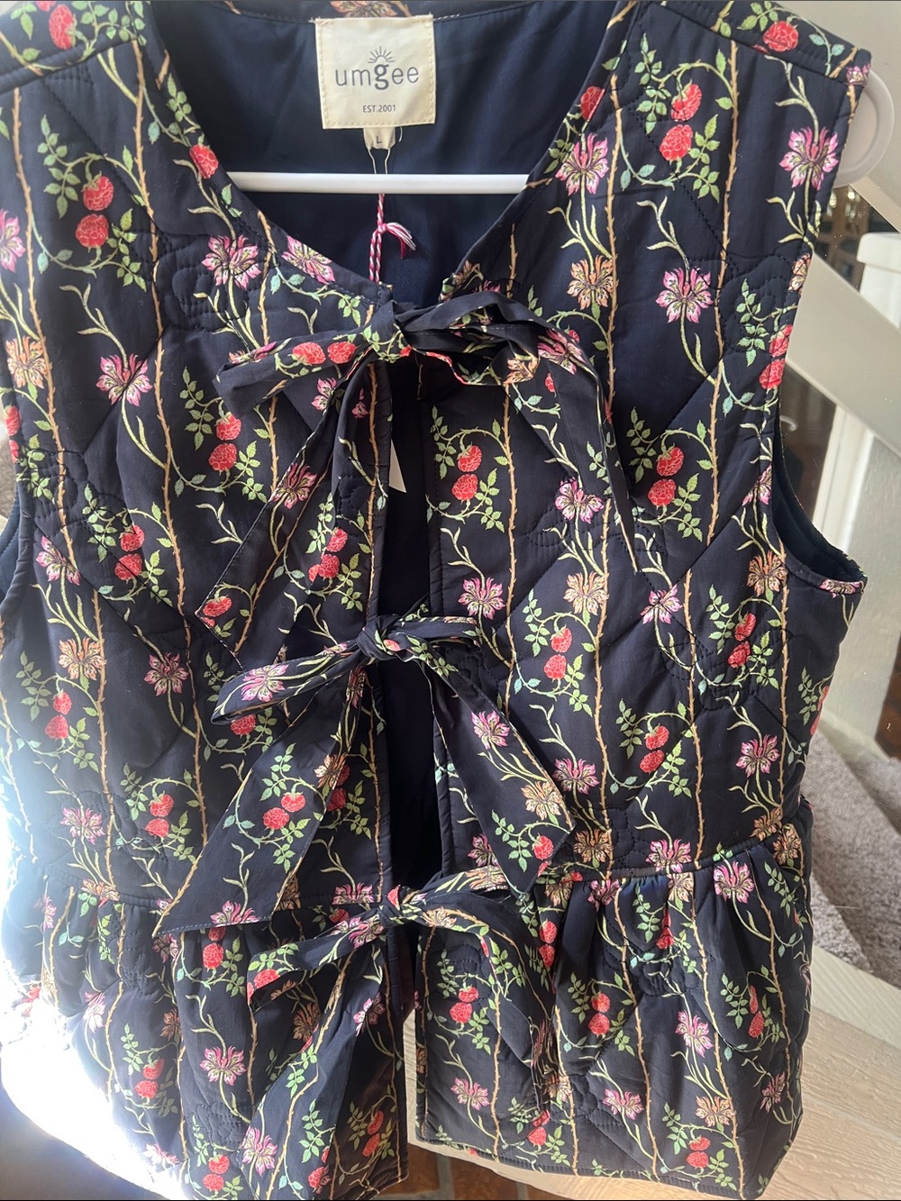 NWT Dark trending Black Floral Tie-Front vest L